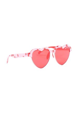 Lunettes de soleil roses en forme de cœur avec des verres rouges et une monture décorée de petits motifs de fraises.