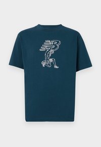 NEW BALANCE X DEBUT STATUE T-SHIRT - T-shirts print - deep ocean