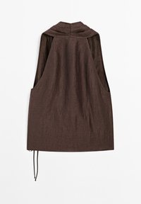 Top senza maniche marrone con colletto alto, tasche laterali e tessuto testurizzato. Presenta un design morbido con cordino all'orlo.