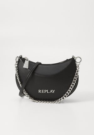 Bolso negro sintético de hombro con un diseño curvado, cadena plateada, cierre de cremallera y un acento de logo metálico. Textura suave.
