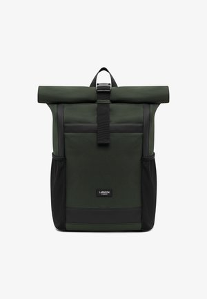 Zelený batoh s rolovacím uzáverom a čiernymi akcentmi, vybavený pevným uzáverom na popruhu, bočnými sieťovanými vreckami a hladkým textilným povrchom.