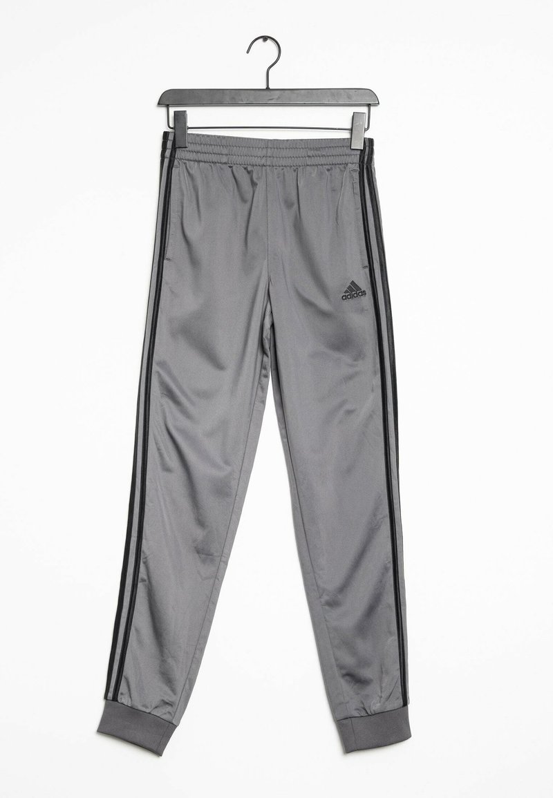 Grijze sportbroek van gladde stof, met een elastische tailleband, zwarte zijstrips en een Adidas-logo op het linkerbeen.