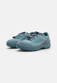 Lichtblauwe outdoorschoenen met een gestructureerde bovenkant, voorzien van een snel vetersysteem en een stevige rubberen zool voor verbeterde grip.