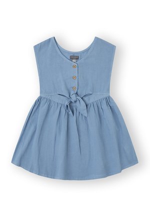 Vestido de algodón azul claro con falda acampanada, escote en forma de V y botones de madera en el frente. Presenta un detalle de lazo en la cintura.