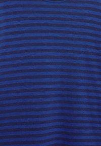 Krátký rukáv košile s horizontálními tmavě modrými a světlými modrými pruhy, s kulatým výstřihem a měkkou, texturovanou tkaninou.