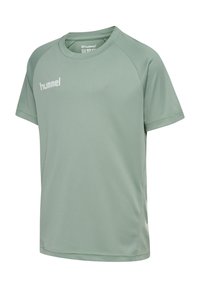 Lysegrøn sports t-shirt med korte ærmer og rund hals, med hvidt "hummel" logo på øverste venstre bryst.