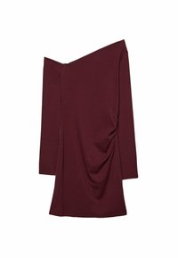 Haut bordeaux à épaules dénudées avec manches longues, présentant un design drapé sur le côté et une texture de tissu lisse et légère.