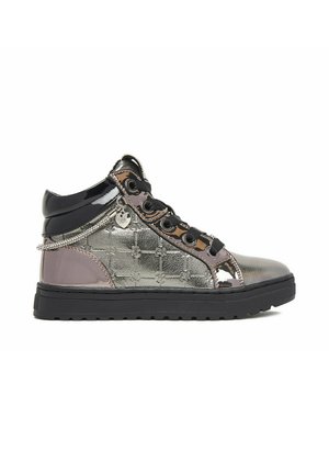 Metaliczny sneaker typu high-top z czarnymi sznurowadłami, błyszczącym czarnym mankietem wokół kostki, detalem z łańcuchem i grubą czarną podeszwą, pokazany z boku na białym tle.