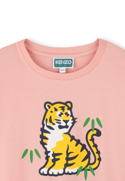 Różowa bawełniana koszulka z grafiką czarno-pomarańczowego tygrysa, z zielonymi akcentami bambusa na gładkiej teksturze. Widoczna metka Kenzo Kids.