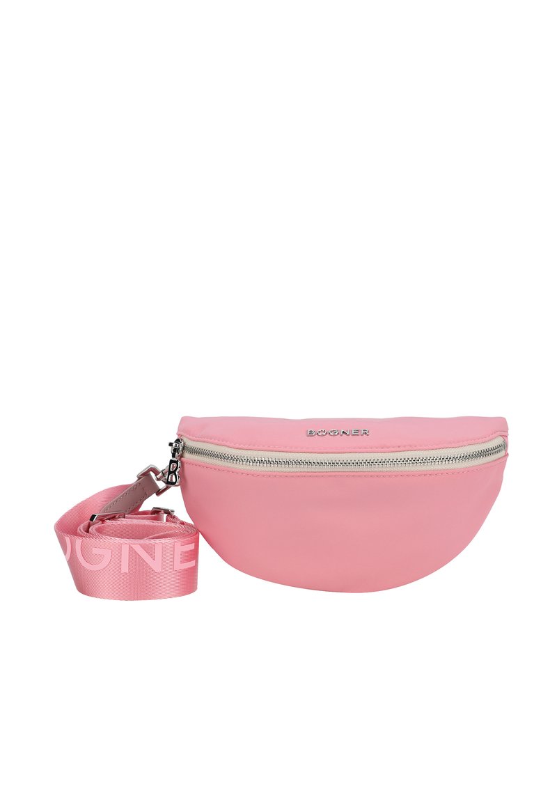 Marsupio in nylon rosa con design curvo, cerniera argentata e tracolla removibile con logo bianco. Texture liscia.