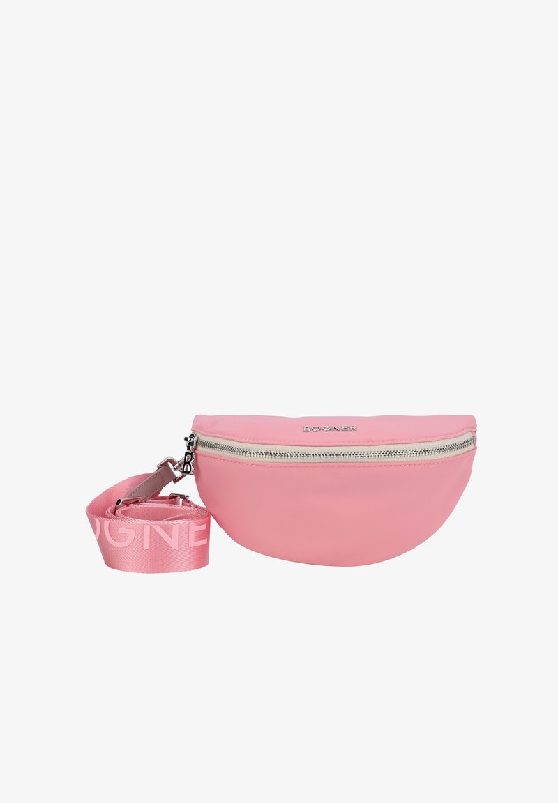 Marsupio in nylon rosa con design curvo, cerniera argentata e tracolla removibile con logo bianco. Texture liscia.