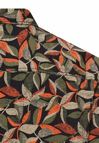 Kraag en bovenrug van een donker stoffen overhemd met een dicht patroon van bladeren in oranje, olijfgroen en beige tinten.