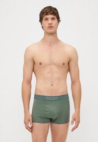 Boxer- shorts rayés verts avec une taille grise arborant le logo "Marc O'Polo", fabriqués en tissu doux, à coupe ajustée, texture lisse.