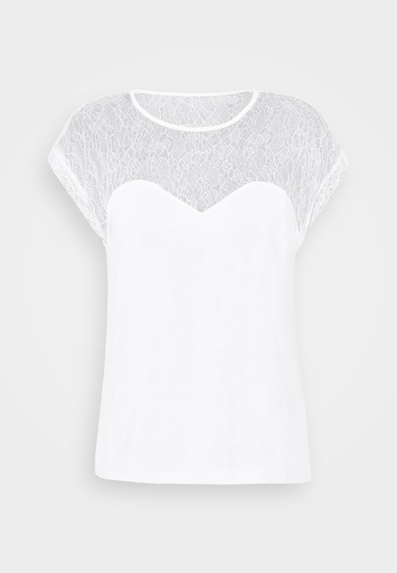 Blouse blanche à manches courtes avec empiècement et manches en dentelle transparente, présentant un décolleté en cœur sous le détail en dentelle.