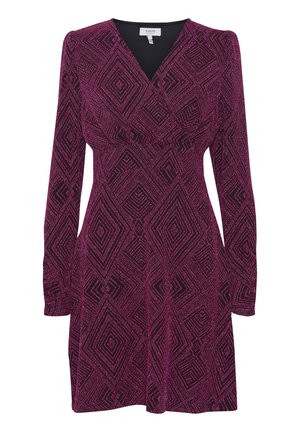 Długo-sleeve sukienka w intensywnym magentowym kolorze, z geometrycznym wzorem rombów, z dekoltem w stylu wrap. Gładka tekstura.