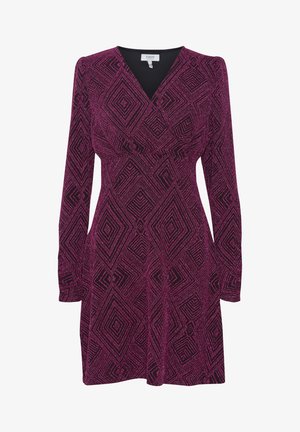 Długo-sleeve sukienka w intensywnym magentowym kolorze, z geometrycznym wzorem rombów, z dekoltem w stylu wrap. Gładka tekstura.