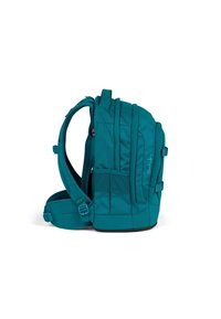 Türkiser Rucksack mit gepolsterten Schultergurten, mehreren Fächern, Mesh-Akzenten und einer Seitentasche. Ausgestattet mit strapazierfähigem Stoff und verstellbaren Schnallen.