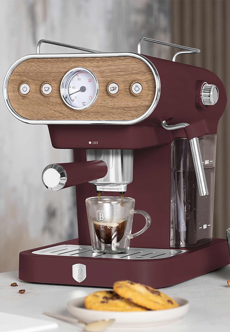 Burgundský espresso stroj se dřevěnými doplňky, chromovanými knoflíky a tlakoměrem; skleněný šálek pod výtokem; sušenky v popředí.