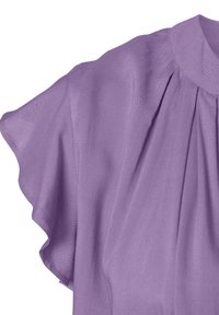 Lavendelfarbene Bluse aus weichem, fließendem Stoff mit plissiertem Design und Rüschensleeves, die eine glatte Textur und einen entspannten Schnitt zeigt.