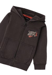 Sudadera con cremallera de color marrón oscuro, con bolsillos frontales, capucha y gráfico de "Edición Limitada" en el lado izquierdo del pecho.
