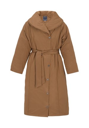 Cappotto imbottito marrone con un ampio colletto, vita con cintura e chiusura a bottoni a pressione. Presenta un tessuto testurizzato e maniche lunghe.