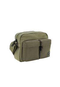 Borsa a tracolla verde oliva con due tasche frontali, chiusura con zip, tracolla regolabile e tessuto testurizzato. Presenta un distintivo accento del logo.