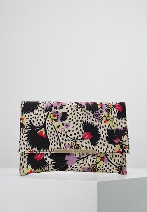 Kukkakuvioinen käsilaukku, joka on tehty kellertävästä kankaasta ja jossa on punaisia, vaaleanpunaisia ja vihreitä kuvioita; siinä on kullanvärinen metalliyksityiskohta ja läppäkiinnitys.