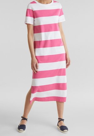 Gestreepte jurk van middellange lengte met afwisselend roze en witte kleuren, voorzien van korte mouwen en een ronde halslijn. Glad katoenmateriaal.