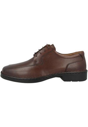 Braune Lederanzugschuhe mit abgerundeter Spitze, fünf Ösen-Schnürung, dezenten Nähdetails und einer strukturierten schwarzen Gummisohle.