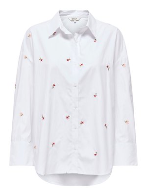 Bijela košulja s dugim rukavima i gumbima, s malim crvenim i ružičastim cvjetnim vezenim uzorcima razbacanim po prednjem dijelu i rukavima.