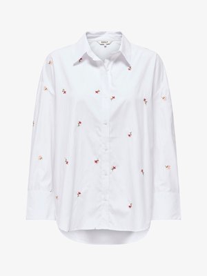 Bílá košile s dlouhým rukávem na knoflíky s malou červenou a růžovou květinovou výšivkou roztroušenou po přední straně a rukávech.