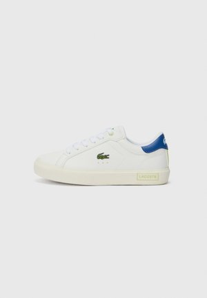 Hvide sneakers med en struktureret læderoverdel, blå hælaccent, grøn logo, snørelukning og gummisål med branding.