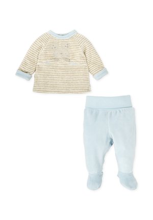 Camiseta de manga larga a rayas en beige con un diseño de ratón, combinada con pantalones de pies sólidos en azul claro, hechos de una tela suave.