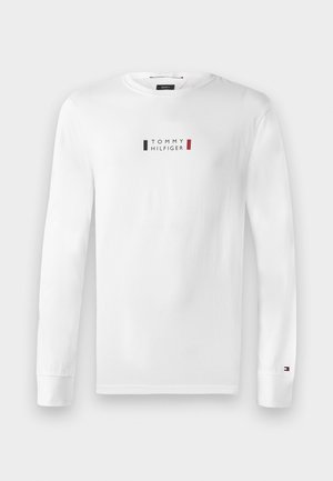 Weißes Langarm-T-Shirt aus Baumwolle. Mit einem runden Halsausschnitt und einem Logo-Design in Schwarz, Rot und Grün, das auf der Brust zentriert ist.