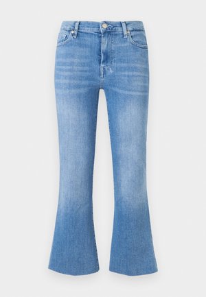 Hellblaue Jeans aus Denim mit hoher Taille, Frontknöpfen und Reißverschluss, fünf Taschen und leicht ausgestellten Saumabschlüssen.