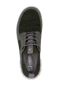 Baskets de sport vert olive avec une tige en tricot texturé, lacets gris et semelle blanche. Présente le logo de la marque sur la semelle intérieure et des accents de couture.