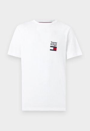 Λευκό βαμβακερό T-shirt με μικρό κεντητό λογότυπο σε κόκκινο, λευκό και μπλε χρώμα με το όνομα της μάρκας "Tommy Hilfiger" στην αριστερή περιοχή του στήθους.