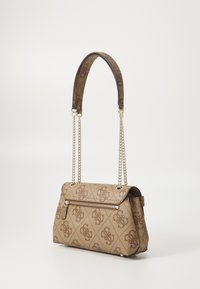 Borsa a tracolla color beige con catena e manico in pelle, dotata di una tasca con zip e motivo logo in rilievo, forma strutturata con fondo piatto.