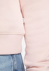 - Bluza