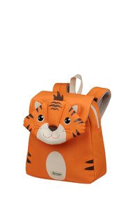 Mochila infantil naranja diseñada como un tigre sonriente, con orejas, rayas y una cara texturada. Incluye correas ajustables y un asa superior.