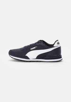 Baskets Puma noir et blanc avec lacets, semelle rembourrée et logo Puma sur le côté et le talon, vues de la face extérieure sur fond blanc.