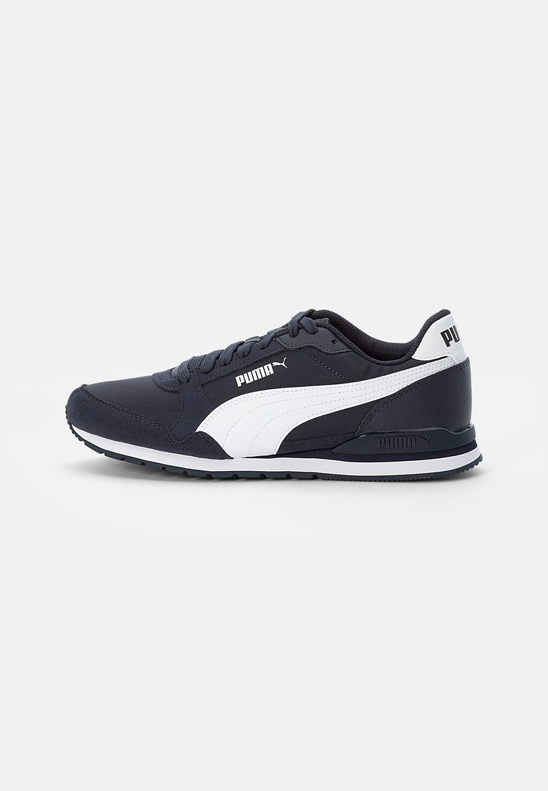 Baskets Puma noir et blanc avec lacets, semelle rembourrée et logo Puma sur le côté et le talon, vues de la face extérieure sur fond blanc.