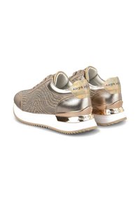 Sneakers in oro metallico con tomaia testurizzata, decorati con motivi in rilievo. Presentano un accento lucido sul tacco e una suola bianca a contrasto.
