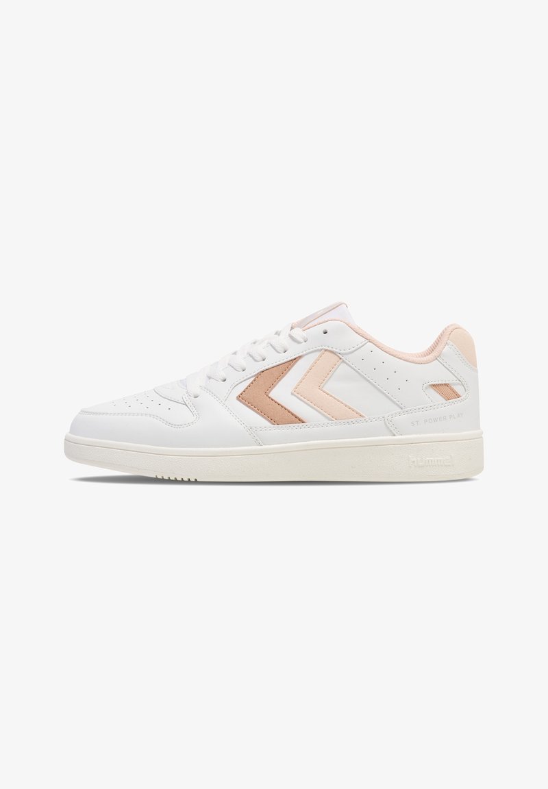 Basket basse blanche avec des bandes chevron beiges, lacets blancs et col rembourré, montrée de profil sur fond blanc.