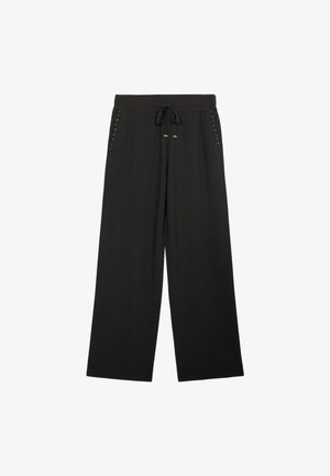 Zwarte wijde broek met een trekkoord in de taille, voorzien van decoratieve studs op de zakken, gemaakt van een zachte, gestructureerde stof.