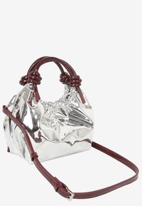 Petit sac à main argenté avec une texture brillante froissée, poignées marron nouées et longue bandoulière marron réglable.