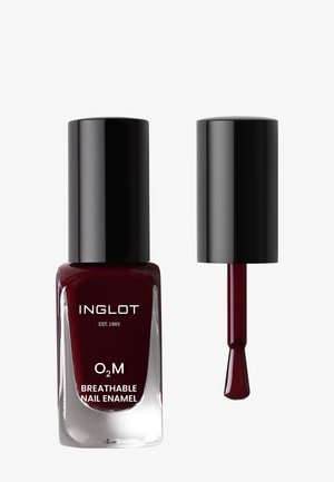 Flacon d'émail à ongles respirant Inglot O2M rouge foncé avec bouchon noir à côté d'un applicateur pinceau recouvert de vernis à ongles.