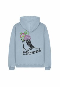 Svetlo modrá mikina s kapucňou s čierne vyšitým dizajnom čižmy s kvetmi, vrátane ružových a fialových kvetov, vychádzajúcich z vrchu čižmy.