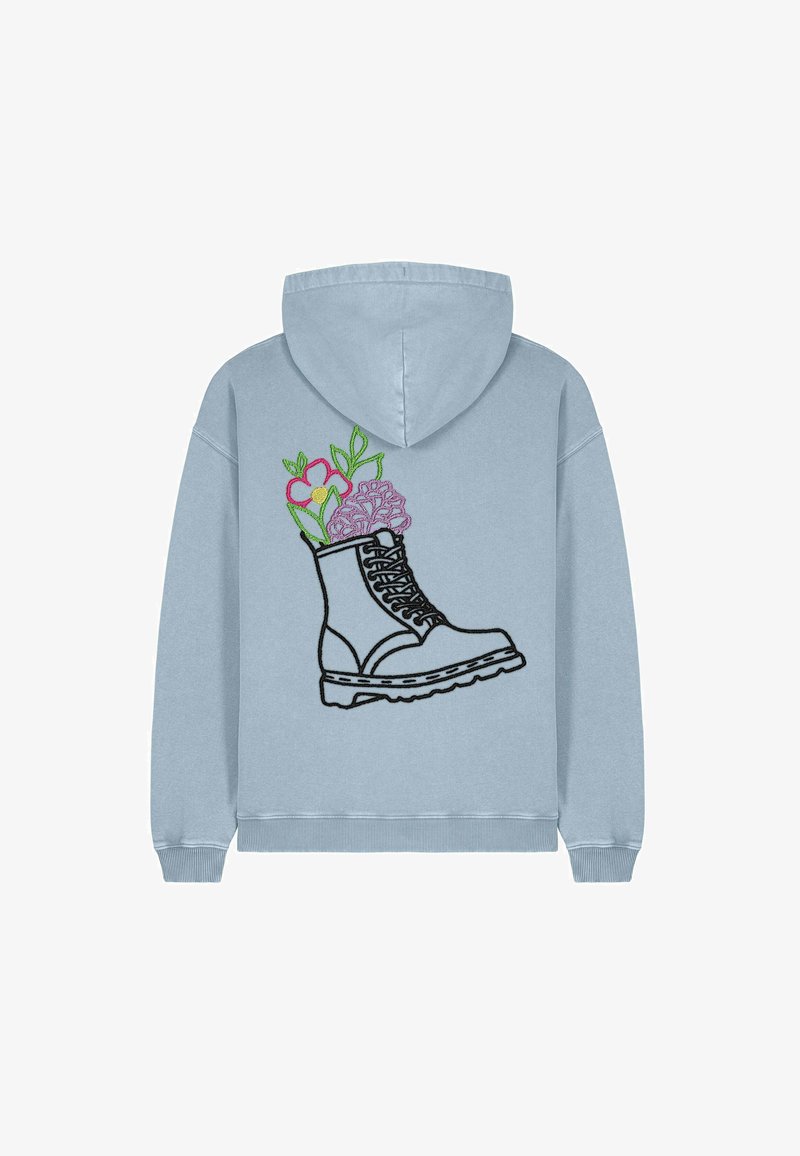 Svetlo modrá mikina s kapucňou s čierne vyšitým dizajnom čižmy s kvetmi, vrátane ružových a fialových kvetov, vychádzajúcich z vrchu čižmy.