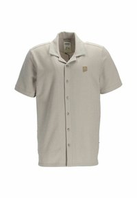 Camisa de manga corta en gris claro con finas rayas verticales, cierre de botones y un pequeño parche con logo en el pecho. Textura suave.